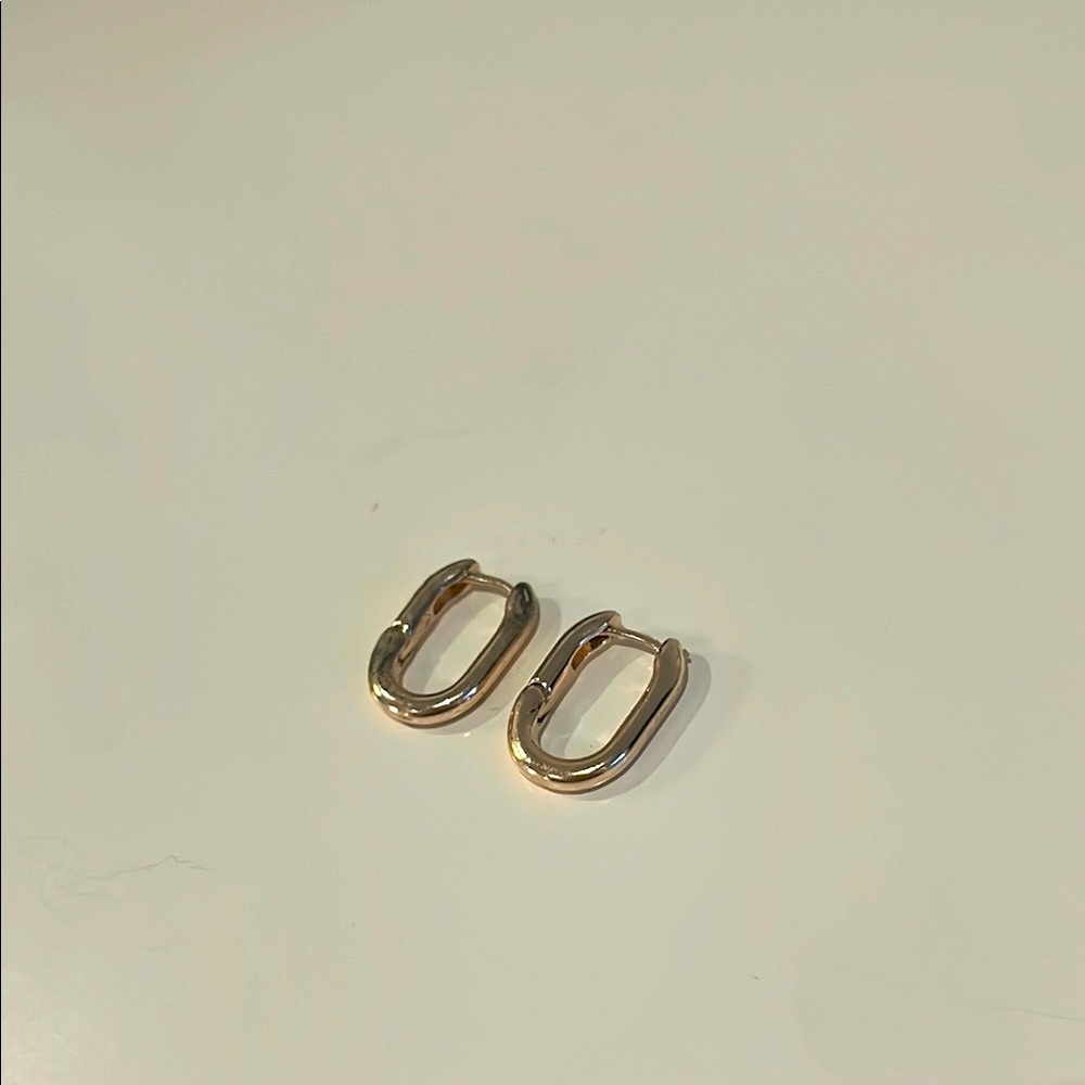 Elegant gold toned Hoop Earrings - Picture 5 of 6